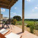 Slide Salon de jardin et transats sur une terrasse d’un logement de la résidence Provence country club