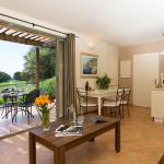 Slide Séjour ouvert avec salon et espace repas dans un logement de la résidence Provence Country Club