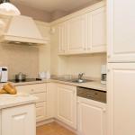 Slide Open-plan fitted kitchen in an accommodation unit at the Provence Country Club residence