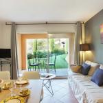 Slide Salon avec canapé et télévision dans un appartement de la licorne de haute Provence