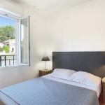 Slide Chambre avec un lit double et deux tables de chevets dans un appartement de la licorne de haute Provence