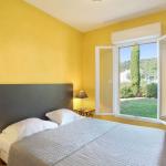 Slide Chambre avec un lit deux personnes et mur jaune dans un appartement de la résidence la licorne de haute Provence