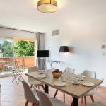 Slide Living room with dining table in an apartment at La Licorne de Haute Provence residence in Gréoux