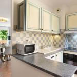 Slide Fully equipped kitchen in an apartment at La Licorne de Haute Provence