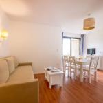 Slide Living room with dining area in one of the Fleur de Sel residence's accommodation units in Guidel