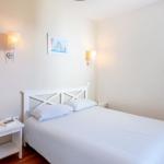 Slide Bedroom with double bed in holiday accommodation in Guidel