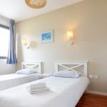 Slide Bedroom with two single beds and towels above in Guidel