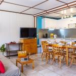 Slide Espace salle à manger avec cuisine dans une maison pour 8 personnes de la résidence Les Tamaris et les Portes du Soleil