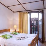 Slide Double bedroom with window opening onto the outside in the Les Tamaris and Les Portes du Soleil residenc