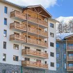 Slide Façade extérieure sous la neige de la résidence Arya Living Stone à Vars