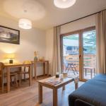 Slide Séjour avec canapé et table au sein d’un studio de la résidence Arya Living Stone