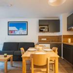 Slide Séjour avec coin salon et salle à manger dans un appartement 2 pièces de la résidence Arya Living Stone