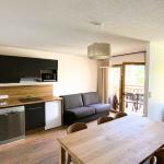 Slide Cuisine ouverte sur le salon et la salle à manger dans un appartement de la résidence Arya Living Stone