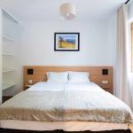 Slide Chambre lumineuse avec un lit double dans un appartement de la résidence Arya Living Stone