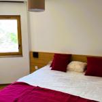 Slide Chambre avec un lit double dans un logement d’Arya Living Stone