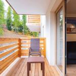 Slide Balcon avec table et chaise d’un studio de la résidence Arya Living Stone à Vars