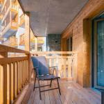 Slide Balcon avec salon de jardin au sein d’un appartement de la résidence Arya Living stone