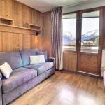 Slide Salon avec canapé-lit et parquet en bois d’un appartement de la résidence Grand Bois à Courchevel La Tania