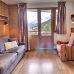 Slide Salon d’un appartement pour quatre personnes au sein de la résidence Grand Bois à Courchevel La Tania