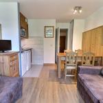 Slide Vue globale du séjour avec espace salon et salle à manger dans la résidence Grands Bois à La Tania Courchevel