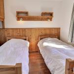 Slide Chambre avec deux lits simples avec du parquet au sol et une fenêtre donnant sur l’extérieur