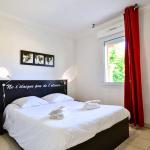 Slide Spacious master double bedroom in accommodation at Château de Jouarres in Azille