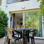 Slide Private terrace for each accommodation unit at Château de Jouarres in Azille