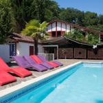 Slide Piscine avec transats colorés au bord de la piscine de la résidence les collines iduki