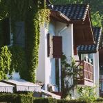 Slide Vue extérieure des logements aux façades basques au sein des collines iduki