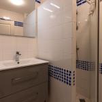 Slide Salle de douche avec douche et lavabo au sein d’un appartement 6 personnes aux collines iduki