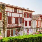 Slide Colourful Basque façades in the village of Bastide Clairence