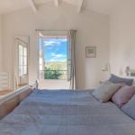 Slide Bright, air-conditioned double bedroom in a hamlet house at Domaine de Saint-Endréol Golf & Spa Resort in La Motte-en-Provence