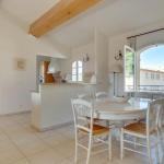 Slide Dining area to enjoy family meals in an apartment at Domaine de Saint-Endréol Golf & Spa Resort in La Motte-en-Provence