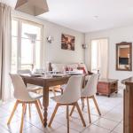 Slide Dining area with table and chairs for the whole family in the apartments of Domaine des Rois in Bergheim