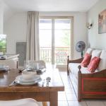 Slide Living room opening onto a balcony with TV and internet access in the accommodation of the residence Le Domaine des Rois in Bergheim