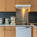 Slide Fully equipped and functional kitchen with everything needed to prepare delicious Alsatian dishes in the accommodation of the residence Le Domaine des Rois in Bergheim