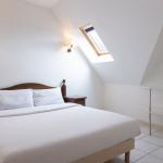 Slide Main double bedroom in the accommodation of the residence Le Domaine des Rois in Bergheim