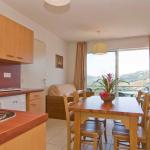 Slide Vue d’ensemble du séjour avec cuisine ouverte et salon dans un appartement de la résidence La Marquisié