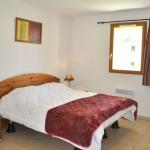 Slide Chambre double principale avec couette rouge au Hameau des Sources à Montbrun-les-Bains