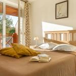 Slide Bedroom with a double bed and bedside tables in an accommodation at Résidence Les Roches Douvres