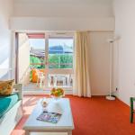 Slide Séjour avec canapé et accès à l’extérieur dans un appartement de la résidence du golf