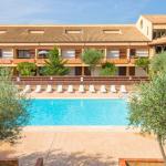 Slide Horizontal view of the outdoor pool at Résidence du Golf