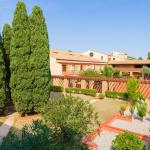 Slide View of the outdoor areas of Résidence du Golf under bright sunshine