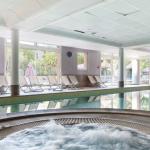 Slide Relaxation area with hot tubs and indoor pool at the La Licorne de Haute-Provence residence in Gréoux-les-Bains.