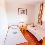 Slide Second bedroom with separate beds in an accommodation at the Hameau de la Chalosse in Cassen