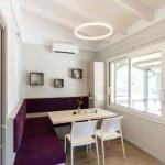 Slide Bright, air-conditioned living room with a convertible bench in the Premium Bungalows at Camping del Mar 4* in Malgrat de Mar