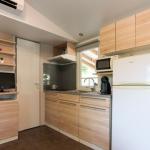 Slide Fully equipped kitchen open to the living room in a mobile home at Camping del Mar 4* in Malgrat de Mar
