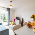 Slide Salon typique d'un logement à la résidence Les Carrelets avec TV et salon équipé