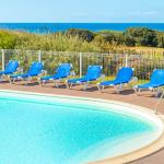 Slide Piscine extérieure chauffée avec transat et située face à la mer à la résidence l'Estran aux Sables-d'Olonne