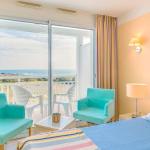 Slide Chambre double lumineuse avec un accès au balcon privatif à la résidence l'Estran aux Sables-d'Olonne